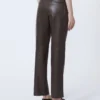 Slim-fit-byxor i belagt tyg, chokladbruna Slim-fit-byxor i belagt tyg, chokladbruna