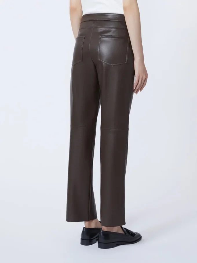 Slim-fit-byxor i belagt tyg, chokladbruna Slim-fit-byxor i belagt tyg, chokladbruna