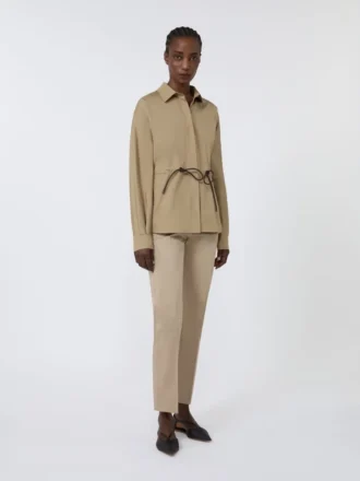 Slim-fit byxor i bomullssatin, khaki