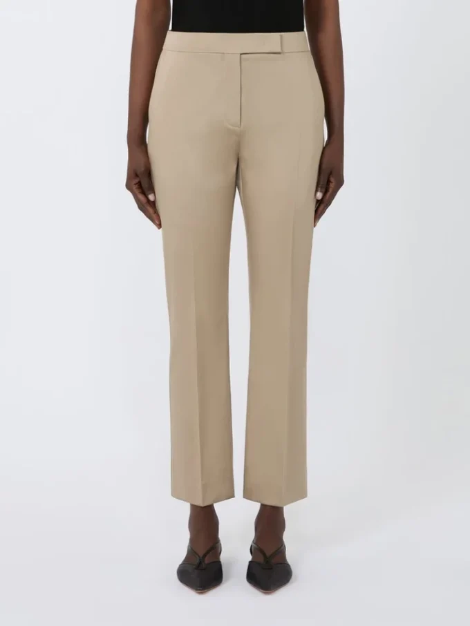 Slim-fit byxor i bomullssatin, khaki