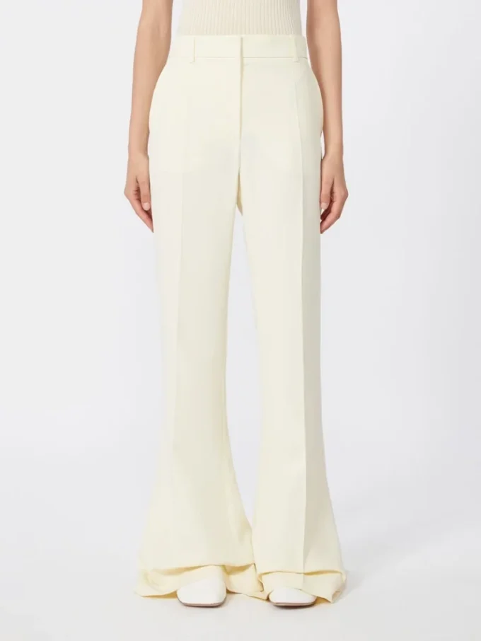 Slim-fit byxor med utsvängda ben i viskos, elfenben Slim-fit byxor med utsvängda ben i viskos, elfenben