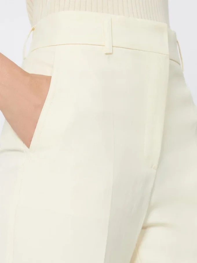 Slim-fit byxor med utsvängda ben i viskos, elfenben Slim-fit byxor med utsvängda ben i viskos, elfenben