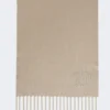Stola i ren kashmir med monogramdetalj, sand Stola i ren kashmir med monogramdetalj, sand