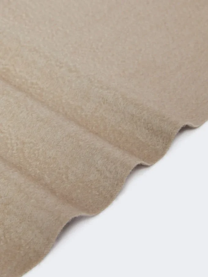 Stola i ren kashmir med monogramdetalj, sand Stola i ren kashmir med monogramdetalj, sand