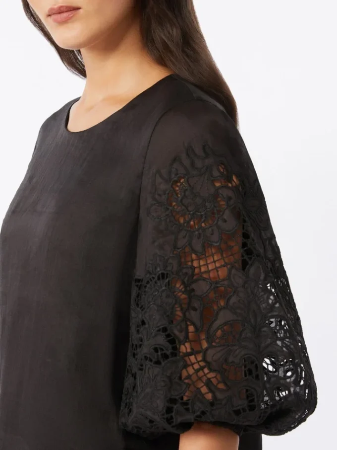 T-shirt i ramiegaze och broderie anglaise, svart T-shirt i ramiegaze och broderie anglaise, svart