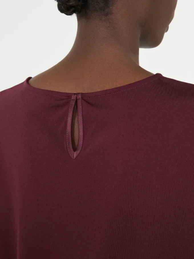 T-shirt i satin och jersey, bordeaux T-shirt i satin och jersey, bordeaux