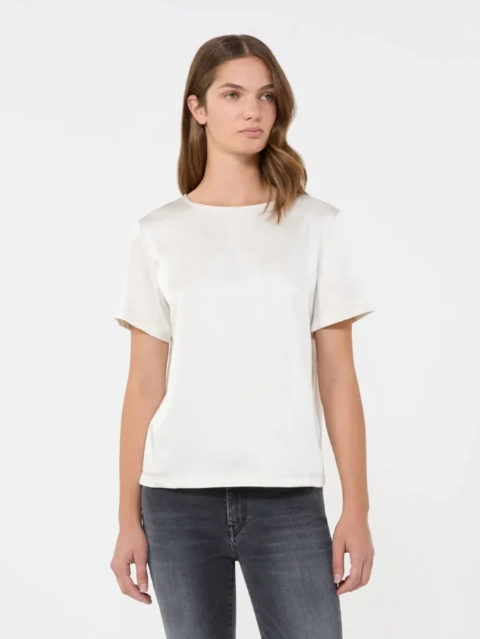 T-shirt i satin och jersey, ecru T-shirt i satin och jersey, ecru