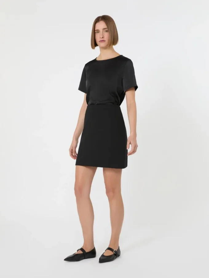 T-shirt i satin och jersey, svart T-shirt i satin och jersey, svart