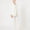 Tajt sittande blazer i ullkrepp, vit Tajt sittande blazer i ullkrepp, vit