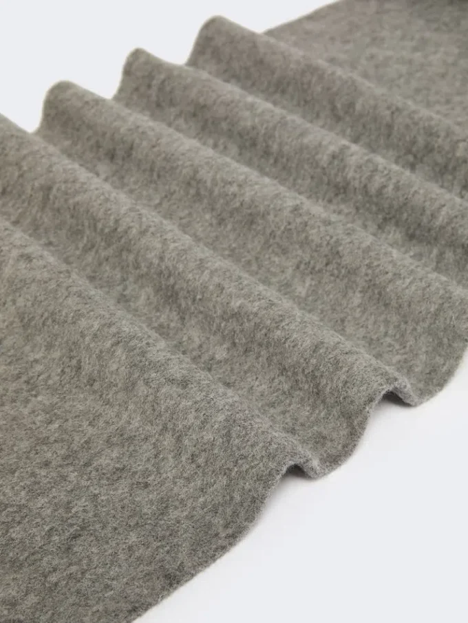 Ullhalsduk med broderi, mellangrå Ullhalsduk med broderi, mellangrå
