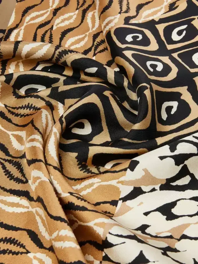 Överdimensionerad scarf i tryckt siden, beige Överdimensionerad scarf i tryckt siden, beige