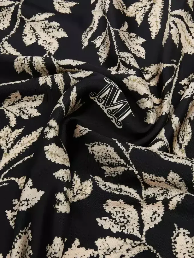 Överdimensionerad scarf i tryckt siden, svart
